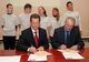 Вернер Буш и М.Г.Иванов подписывают договор о сотрудничестве